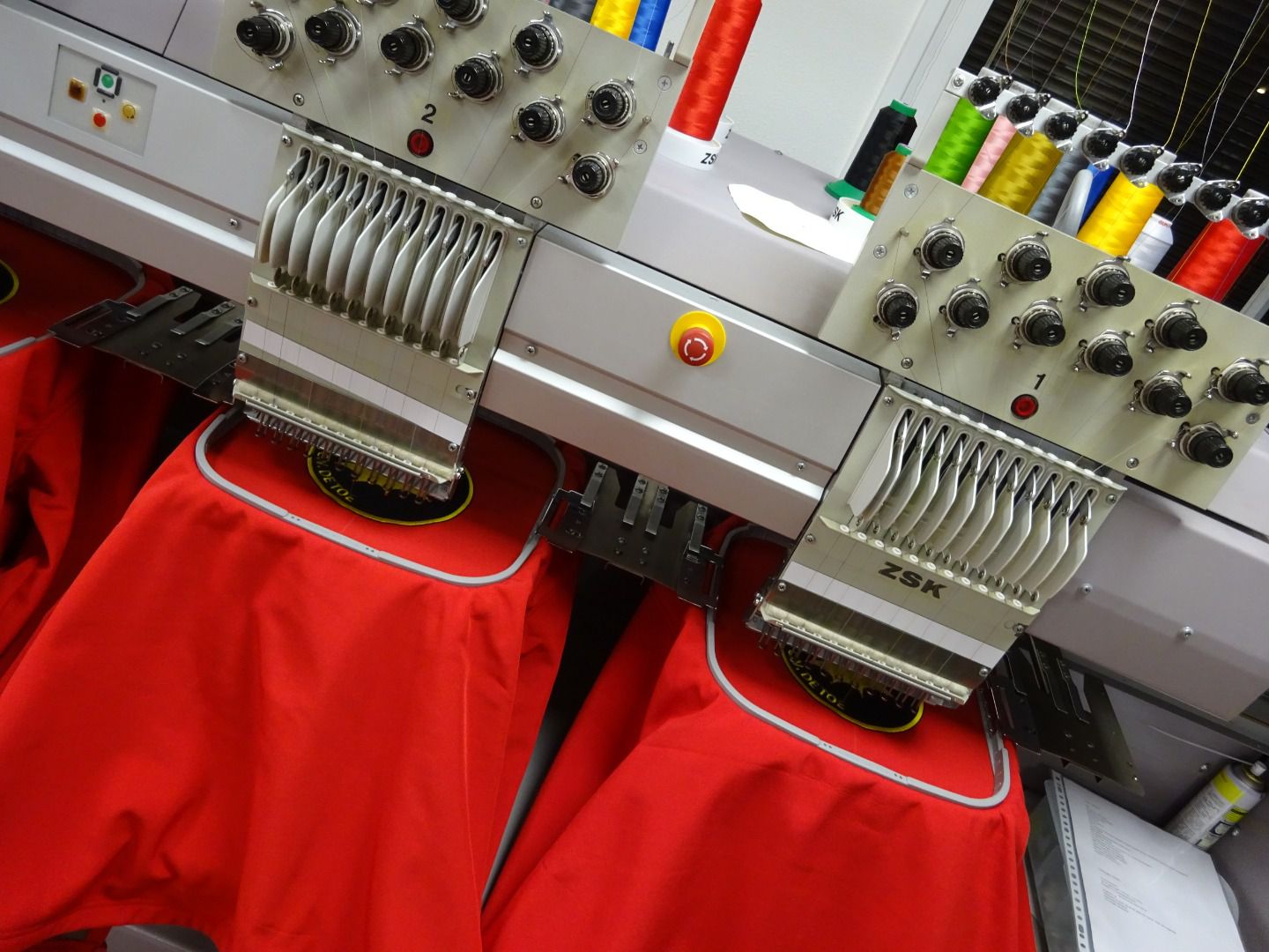 Borduurmachines die bedrijfskleding aan het borduren zijn