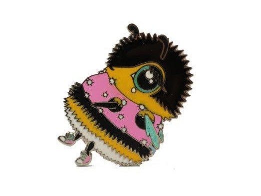 Gepersonaliseerde hard emaille pin bij met roze shirt